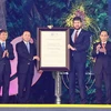 Ông Michael Croft, Trưởng đại diện Văn phòng UNESCO tại Việt Nam, trao Danh hiệu Công viên địa chất toàn cầu UNESCO Non nước Cao Bằng. (Ảnh: Thống Nhất/TTXVN)