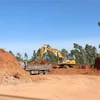 Công ty TNHH Thiên Hưng Mỹ Thọ tự ý khai thác, vận chuyển đất tại khu vực đồi Hỏa Sơn khi chưa có giấy phép. (Ảnh: Phạm Kha/TTXVN)