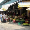 Các gian hàng hoa quả tại chợ Long Biên. (Ảnh: Nguyễn Văn Cảnh/TTXVN)