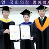 Chủ tịch Quốc hội Nguyễn Thị Kim Ngân nhận bằng Tiến sỹ danh dự của trường Đại học Quốc gia Pukyong (Hàn Quốc). (Ảnh: Trọng Đức/TTXVN)