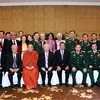 Thủ tướng Campuchia Samdech Techo Hun Sen chụp ảnh chung với các đại biểu Hội Hữu nghị Việt Nam-Campuchia và cựu chiến binh quân tình nguyện Việt Nam tại Campuchia. (Ảnh: Văn Điệp/TTXVN)