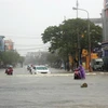 Nhiều tuyến đường phố cổ Hội An bị ngập chìm trong nước. (Ảnh: Hữu Trung/TTXVN)
