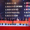 Bí thư Thành ủy Hà Nội Hoàng Trung Hải trao tặng cờ của Bộ Văn hóa, Thể thao và Du lịch cho các đơn vị có thành tích xếp hạng toàn đoàn từ thứ nhất đến thứ 10. (Ảnh: Thành Đạt/TTXVN)