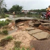 Tuyến đường bêtông thôn Nam Tượng, xã Nhơn Tân, thị xã An Nhơn, Bình Định bị nước ngập làm hư hỏng. (Ảnh: Quốc Dũng/TTXVN)