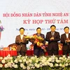 Lãnh đạo tỉnh tặng hoa chúc mừng ông Lê Hồng Vinh. (Nguồn: nghean.gov.vn)