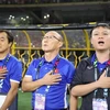 Huấn luyện viên Park Hang-seo (giữa) trong nghi thức chào cờ đầu trận chung kết lượt đi AFF Cup. (Ảnh: TTXVN)