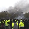 Người biểu tình Áo vàng phản đối giá nhiên liệu tăng cao tại Paris, Pháp. (Nguồn: THX/TTXVN)