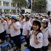Các em học sinh trường Tiểu học Ba Đình, Hà Nội, đội mũ bảo hiểm. (Ảnh: Trần Việt/TTXVN)