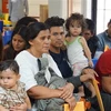 Người nhập cư chờ được hỗ trợ tại một trung tâm nhân đạo ở thị trấn McAllen, bang Texas, Mỹ. (Nguồn: AFP/TTXVN)