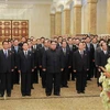 Nhà lãnh đạo Kim Jong-un (thứ 4, trái, phía trước) và các quan chức cấp cao viếng Cung Thái Dương Kumsusan nhân 73 năm ngày thành lập đảng Lao động Triều Tiên. (Nguồn Yonhap/TTXVN)