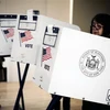 Cử tri bỏ phiếu tại điểm bầu cử Quốc hội giữa nhiệm kỳ tại Manhattan, New York. (Nguồn: AFP/TTXVN)