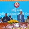 Chủ tịch danh dự CPP, Chủ tịch Quốc hội Samdech Heng Samrin (trái) và Chủ tịch CPP, Thủ tướng Samdech Hun Sen chủ trì hội nghị. (Ảnh: TTXVN))