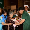 Trao tặng danh hiệu Bà mẹ Việt Nam Anh hùng cho thân nhân các Mẹ. (Ảnh: Thanh Vũ/TTXVN)
