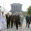 Chủ tịch Duma Quốc gia Liên bang Nga V.V.Volodin đến đặt vòng và vào Lăng viếng Chủ tịch Hồ Chí Minh. (Ảnh: Doãn Tấn/TTXVN)
