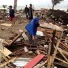 Sóng thần tàn phá nhà cửa của người dân ở vùng bờ biển Carita, tỉnh Banten, Indonesia. (Nguồn: AFP/TTXVN)