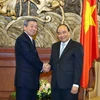 Thủ tướng Nguyễn Xuân Phúc tiếp ông Motoo Hayashi, Quyền Tổng Thư ký Đảng Dân chủ Tự do Nhật Bản. (Ảnh: Thống Nhất/TTXVN)
