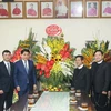 Chủ tịch Ủy ban Nhân dân thành phố Hà Nội Nguyễn Đức Chung tặng hoa, chúc mừng Lễ Giáng sinh Giáo xứ Thái Hà. (Ảnh: Lâm Khánh/TTXVN)