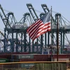 Hàng hóa Trung Quốc được xếp tại cảng Long Beach, Los Angeles, Mỹ. (Nguồn: AFP/TTXVN)