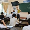 Thí sinh chứng kiến đề thi còn niêm phong tại điểm thi Trường Trung học Phổ thông Lê Quý Đôn (Đắk Lắk). (Ảnh: Tuấn Anh/TTXVN)