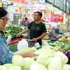 Người tiêu dùng lựa chọn mua rau, củ, quả tại siêu thị Coopmart Thanh Hà, thành phố Phan Rang-Tháp Chàm. (Ảnh: Công Thử/TTXVN)