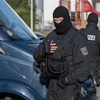 Cảnh sát trong chiến dịch truy quét các bang nhóm tội phạm tại Hanover, Đức. (Nguồn: AFP/TTXVN)