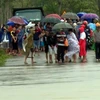 Mưa lũ tại huyện Đồng Xuân, xã Xuân Quang, Phú Yên, khiến các tuyến giao thông bị ngập, người dân không thể qua lại. (Ảnh: Xuân Triệu/TTXVN)