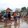 Ngành chức năng tỉnh Bạc Liêu giúp dân khắc phục hậu quả do bão số 1 gây ra. (Ảnh: Huỳnh Sử/TTXVN)