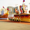 Đoàn diễu hành biểu tượng cho các tỉnh thành, các ngành nghề, lĩnh vực và các lực lượng diễu hành qua lễ đài. (Ảnh: Nhóm P/v TTXVN tại Campuchia)