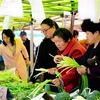 Người dân mua bán hàng hóa tại Thanh Đảo, tỉnh Sơn Đông, Trung Quốc. (Nguồn: AFP/TTXVN)