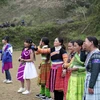 Các cô gái người Mông ở xã Hồng Ngài, huyện Bắc Yên tham gia trò chơi ném pa pao. (Ảnh: Hữu Quyết/TTXVN)