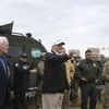 Tổng thống Mỹ Donald Trump trong cuộc gặp với các binh lính tuần tra tại khu vực biên giới Mỹ-Mexico. (Nguồn: AFP/TTXVN)