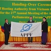 Phó Chủ tịch Thường trực Quốc hội Tòng Thị Phóng chuyển giao chức Chủ tịch APPF cho Quốc hội Campuchia. (Ảnh: TTXVN)