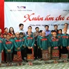 Phó Tổng giám đốc Thông tấn xã Việt Nam Đinh Đăng Quang và các đại biểu chụp ảnh lưu niệm với thầy trò Trường tiểu học 2 Châu Khê. (Ảnh: Nguyễn Oanh/TTXVN)