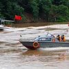 Lực lượng biên phòng hai bên phối hợp tổ chức tuần tra trên sông. (Ảnh: Quốc Khánh/TTXVN)