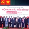 Thủ tướng Nguyễn Xuân Phúc, các đại biểu và các doanh nghiệp ký kết hợp tác đầu tư vào tỉnh Đắk Nông chụp ảnh chung. (Ảnh: Thống Nhất/TTXVN)