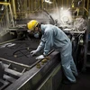 Công nhân làm việc tại một nhà máy ở Otawara, tỉnh Tochigi, Nhật Bản. (Nguồn: AFP/TTXVN)