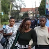 Người dân được sơ tán khỏi hiện trường vụ tấn công ở khu tổ hợp văn phòng-khách sạn ở thủ đô Nairobi, Kenya. (Nguồn: THX/TTXVN)