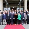 Chủ tịch Quốc hội Nguyễn Thị Kim Ngân chụp ảnh lưu niệm với các nghị sỹ Hàn Quốc. (Ảnh: Trọng Đức/TTXVN)