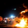 Lính cứu hỏa nỗ lực dập lửa tại hiện trường vụ nổ. (Nguồn: AFP/TTXVN)