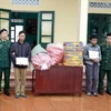 Bộ đội biên phòng Quảng Đức bắt giữ hai đối tượng vận chuyển 113kg pháo qua biên giới vào Việt Nam. (Ảnh: Văn Đức/TTXVN)