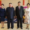 Chủ tịch Trung Quốc Tập Cận Bình (thứ 2, phải) cùng phu nhân Peng Liyuan (thứ 1, phải) trong cuộc gặp nhà lãnh đạo Triều Tiên Kim Jong-un (thứ 2, trái) cùng phu nhân Ri Sol Ju (thứ 1, trái) tại Bắc Kinh ngày 8/1. (Nguồn: THX/TTXVN)