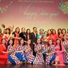 Tổng Lãnh sự Trần Thanh Huân và các nghệ sỹ Nhà hát tuổi trẻ chụp ảnh lưu niệm cùng đại diện bà con người Việt tại Macau. (Ảnh: Xuân Tuấn-Hoài Nam/Vietnam+)