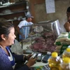 Thanh toán bằng thẻ tín dụng tại một cửa hàng ở Caracas. (Nguồn: Reuters)