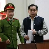 Bị cáo Phan Văn Anh Vũ được dẫn giải vào phòng xét xử. (Ảnh: Văn Điệp/TTXVN)