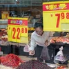 Người dân mua thực phẩm tại cửa hàng ở Bắc Kinh, Trung Quốc. (Nguồn: AFP/TTXVN)
