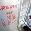 Lực lượng chức năng kiểm tra việc cung ứng vắcxin tại Dung An, khu tự trị dân tộc Choang Quảng Tây, Trung Quốc ngày 23/7. (Nguồn: EPA/TTXVN)