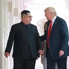 Nhà lãnh đạo Triều Tiên Kim Jong-un (trái) trong cuộc gặp thượng đỉnh với Tổng thống Mỹ Donald Trump tại Singapore ngày 12/6/2018. (Nguồn: EPA/TTXVN)