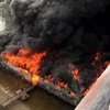 Vụ cháy đã thiêu rụi hoàn toàn nhà hàng nổi trên sông Lô. (Ảnh: Quang Cường/TTXVN)
