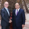 Thủ tướng Nguyễn Xuân Phúc tiếp ông Jonathan Dunn, Trưởng đại diện IMF tại Việt Nam. (Ảnh: Lâm Khánh/TTXVN)