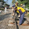 Lực lượng công nhân đường sắt đang khẩn trương, sửa chữa khắc phục tuyến đường sắt sau sự cố tàu trật bánh tại khu gian Hố Nai-Biên Hòa. (Ảnh: Sỹ Tuyên/TTXVN)